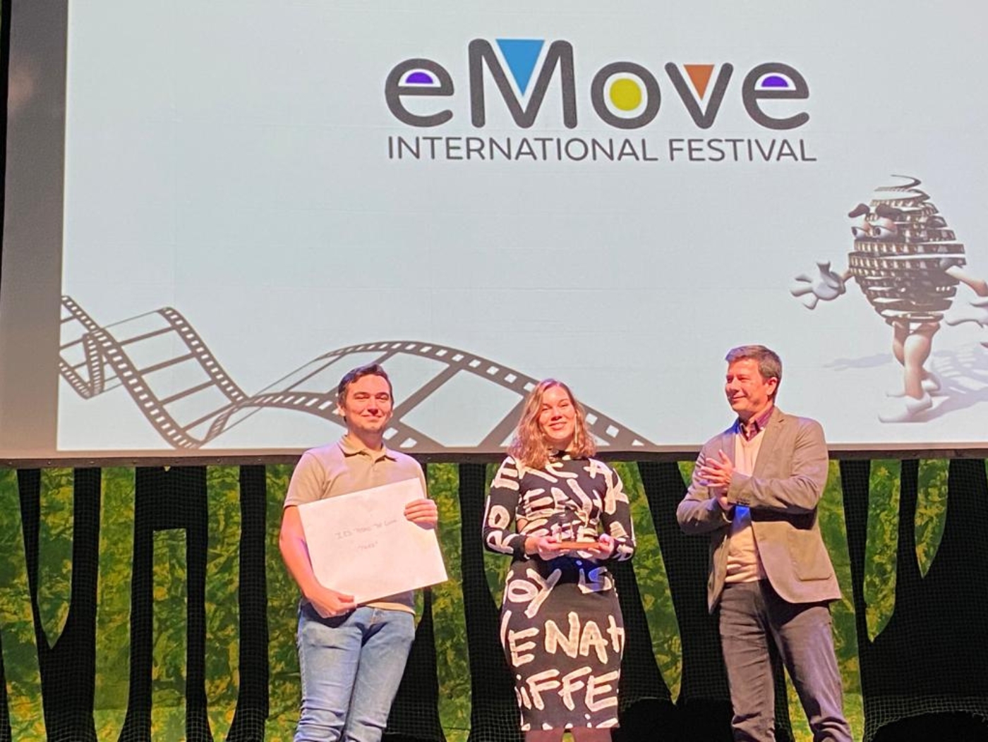 Jose María Méndez secretario de Formacion de FSIE entrega premio en el EMOVE Festival 2023 3