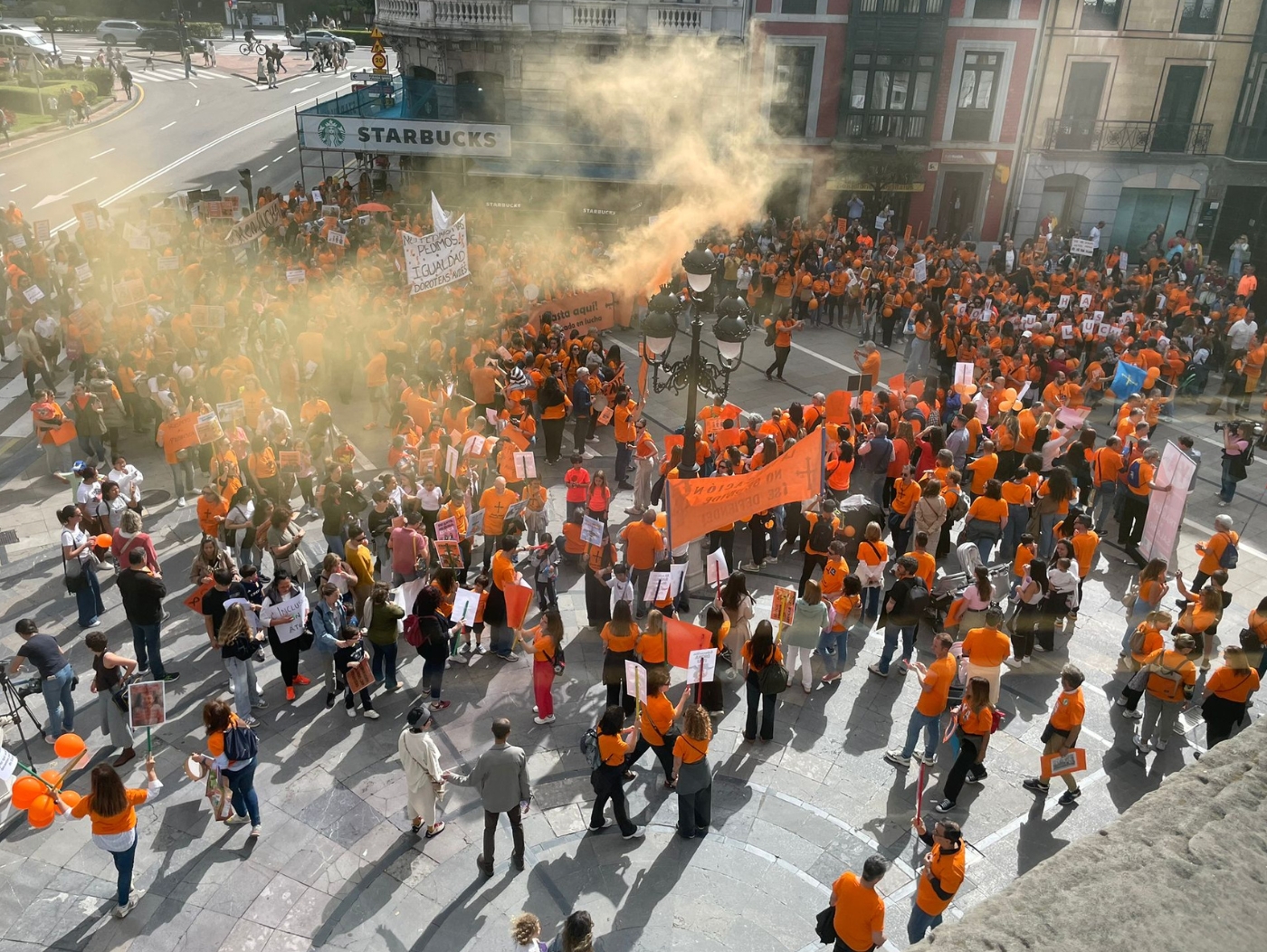 2025.06Jun.05 FSIE Asturias se concentra frente al Teatro Campoamor 2