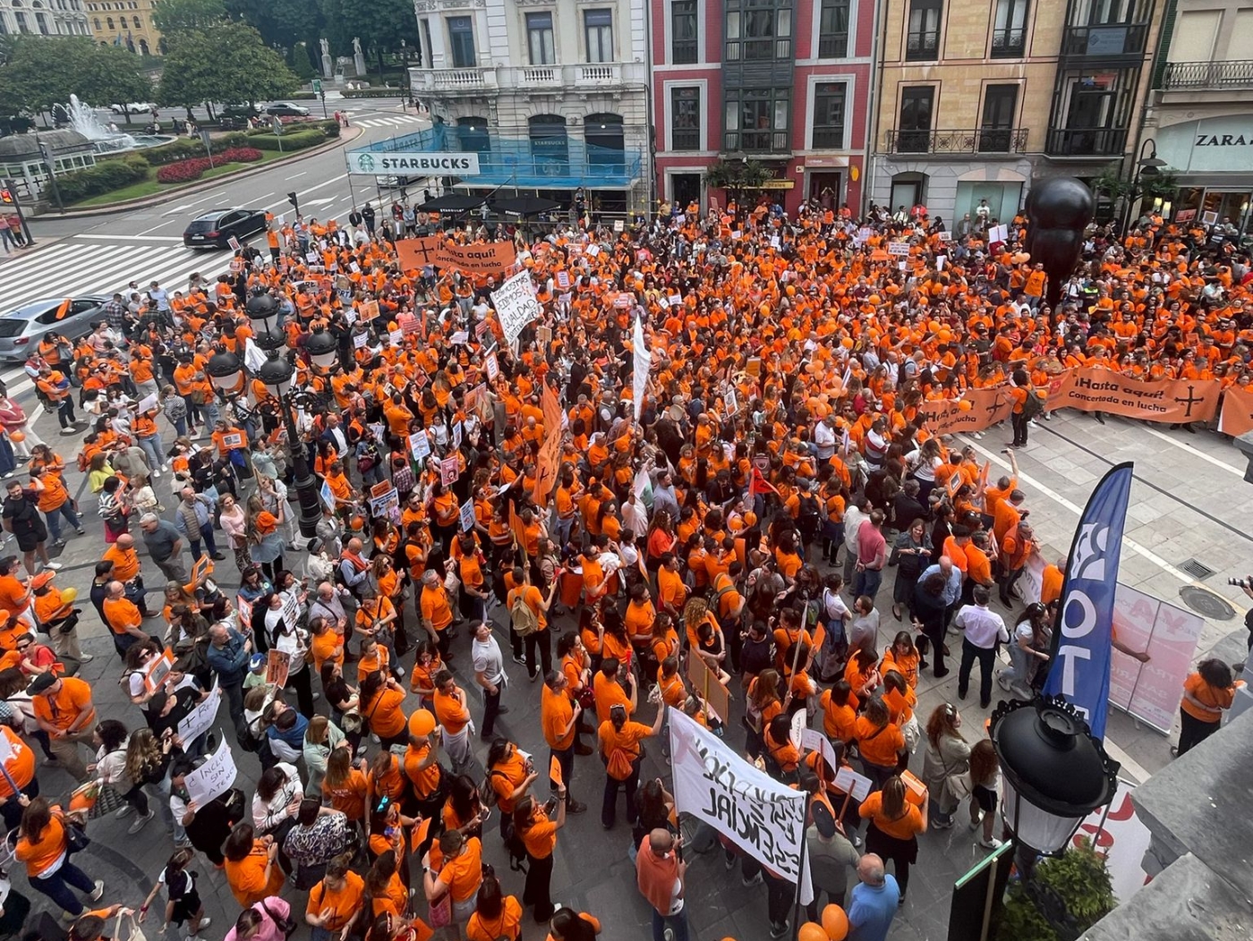 2025.06Jun.05 FSIE Asturias se concentra frente al Teatro Campoamor 3