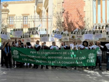 FSIE Andalucía protesta en Almería frente a la Delegación del Gobierno