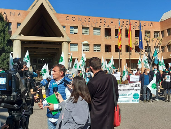FSIE Comunidad Valenciana se concentra frente a la Consejeria de Educacion por los impagos a mas de 300 profesores