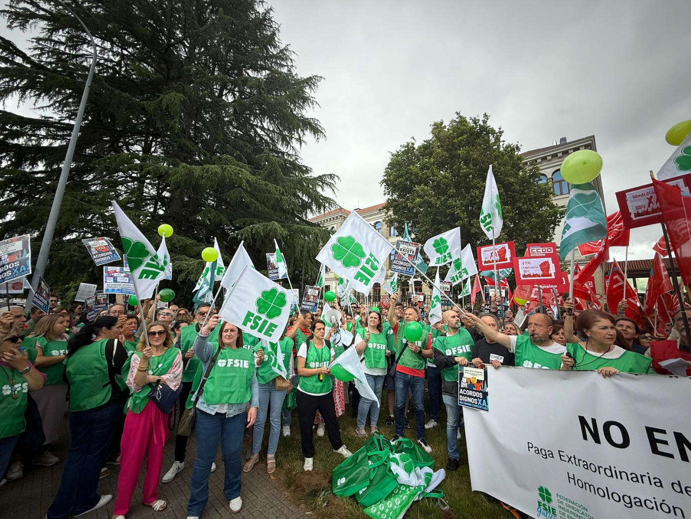 2025.06Jun.26 Protesta de FSIE Galicia y otros sindicatos frente a la Consejería de Educación por mejorar la enseñanza concertada 3