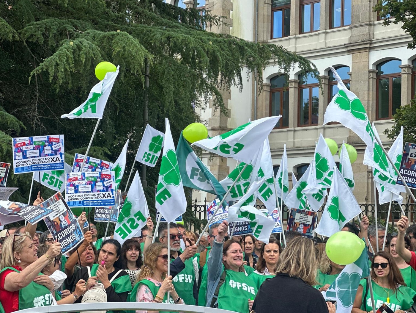 2025.06Jun.26 Protesta de FSIE Galicia y otros sindicatos frente a la Consejería de Educación por mejorar la enseñanza concertada 6
