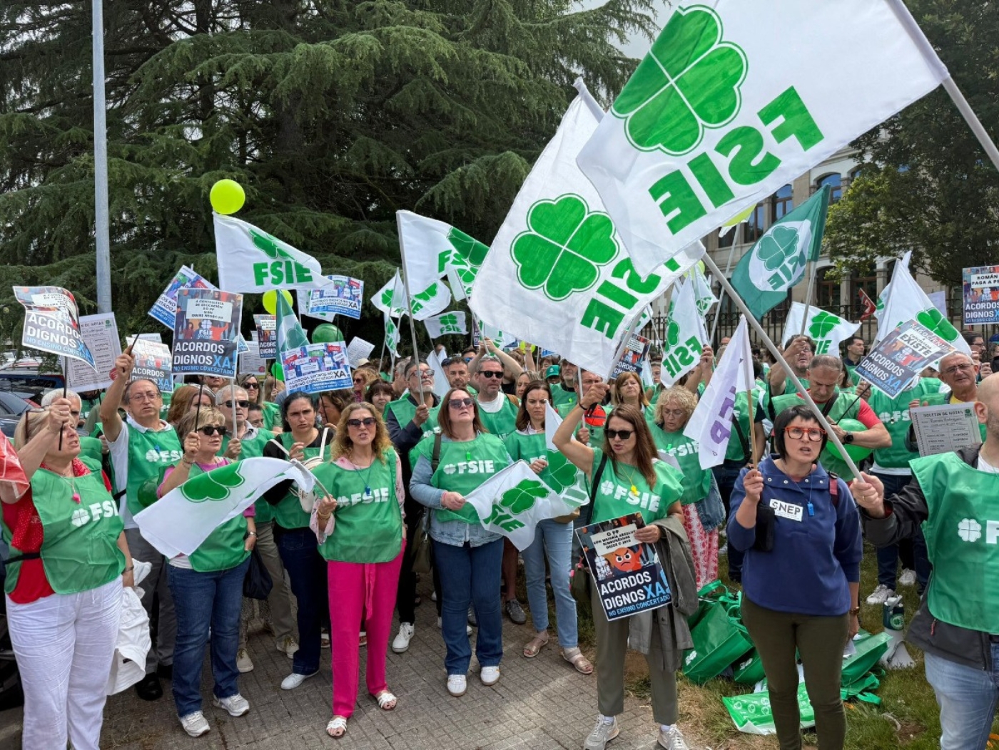 2025.06Jun.26 Protesta de FSIE Galicia y otros sindicatos frente a la Consejería de Educación por mejorar la enseñanza concertada 7